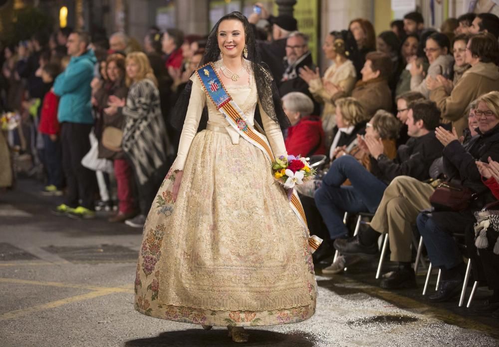 Así desfiló Alicia Moreno y la corte de honor