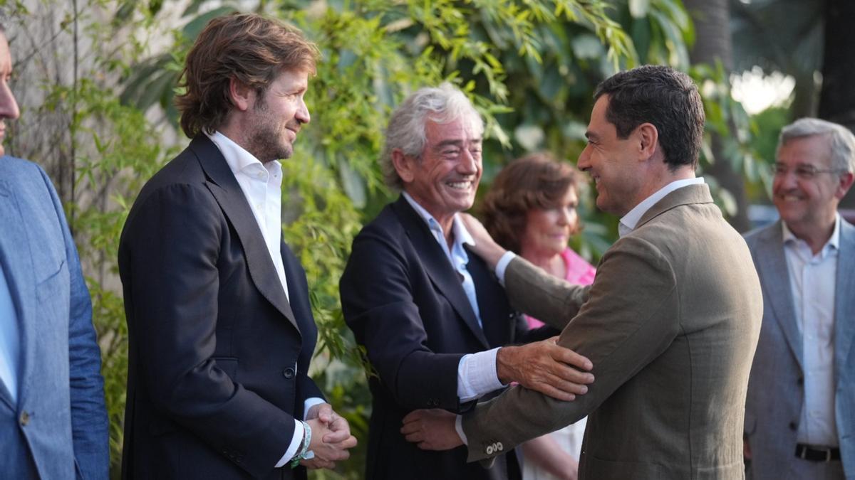 Juanma Moreno ha asistido a la inauguración del complejo Laguna Beach, de GAT inversiones, en Estepona, Málaga