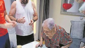 ’La abuela de Pedro Abad’ sopla las velas de su 101 cumpleaños. 