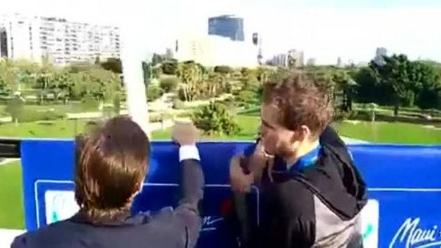 Ferrer y Vasek Pospisil en el bus tirístico de Valencia