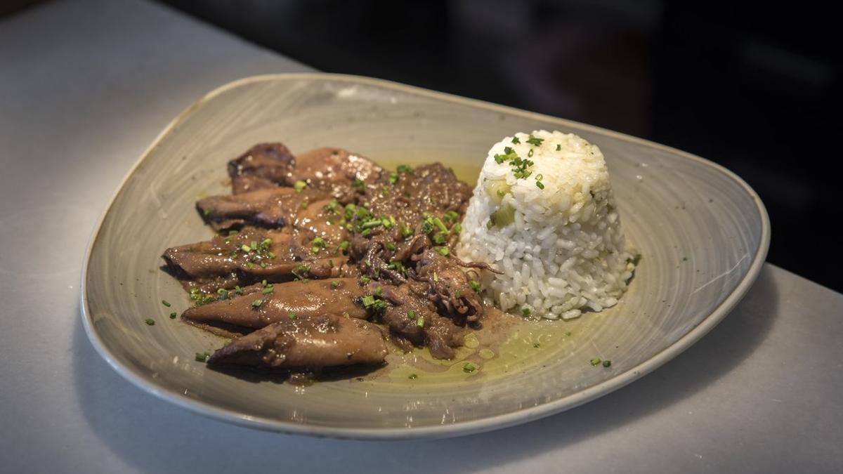 Los calamares encebollados con comino de Isidro Marqués, chef de Café San Telmo.