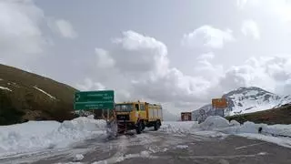 Vía despejada para subir a La Farrapona: Somiedo retira la nieve de la carretera que lleva al puerto más alto de Asturias, a 1.708 metros