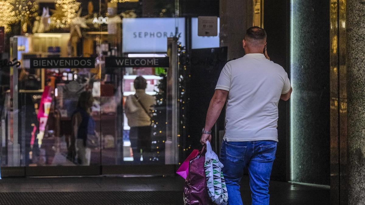 Un hombre entra en un comercio.