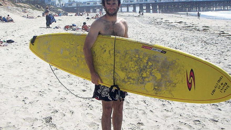Manuel Gómez Rodríguez, a punto de practicar surf en una playa de San Diego.