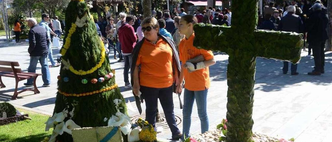 Las composiciones en el parque Miguel Hernández durante la Festa dos Maios de 2016.  // Noé Parga