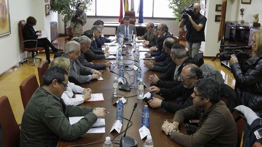 Los miembros del Consello se reunieron durante una hora en la sala de juntas de Alcaldía. // R. Grobas