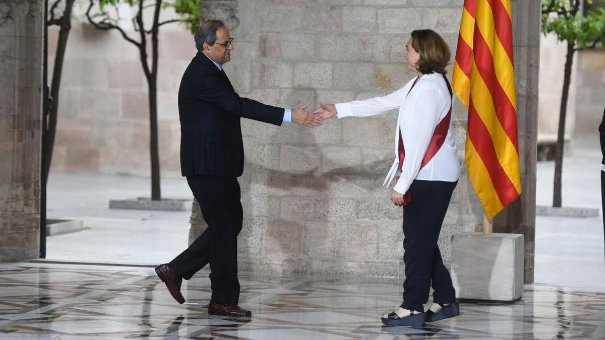 Primera reunión de la Comisión de Gobierno del Ayuntamiento de Barcelona. En la foto, Torra y Colau se saludan en la Generalitat.