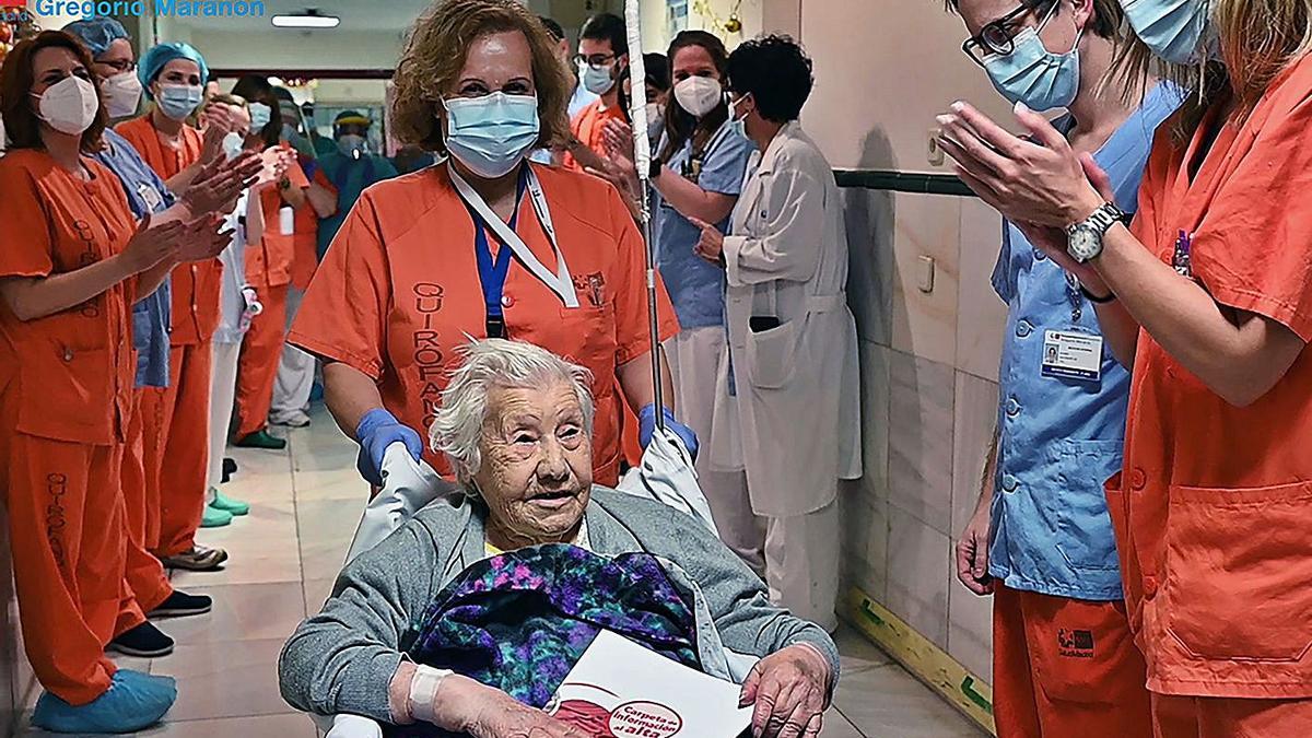 El alta “esperanzadora”a una enferma de covid de 104 años | EFE