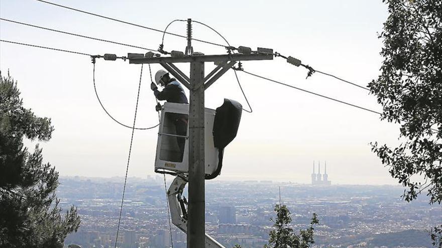 Cada usuario aún debe 650 euros por el déficit de la tarifa de la luz