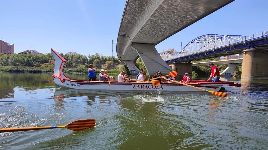 Falúa de la Asociación Iberflumen surcando el río Ebro en Zaragoza