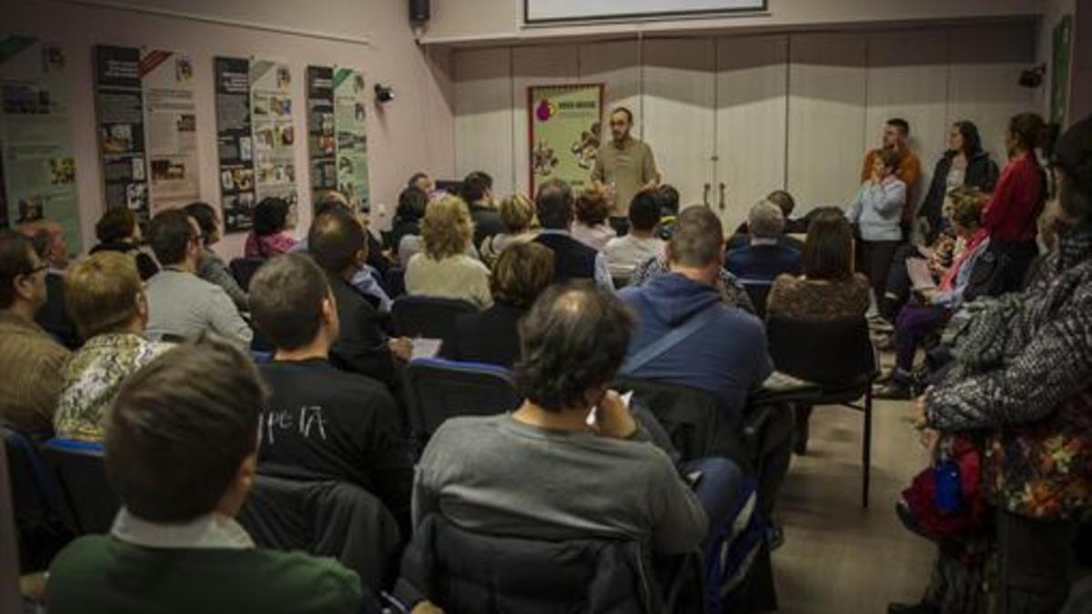 Asamblea en la sede de la AICEC-ADICAE sobre las clausulas suelo.