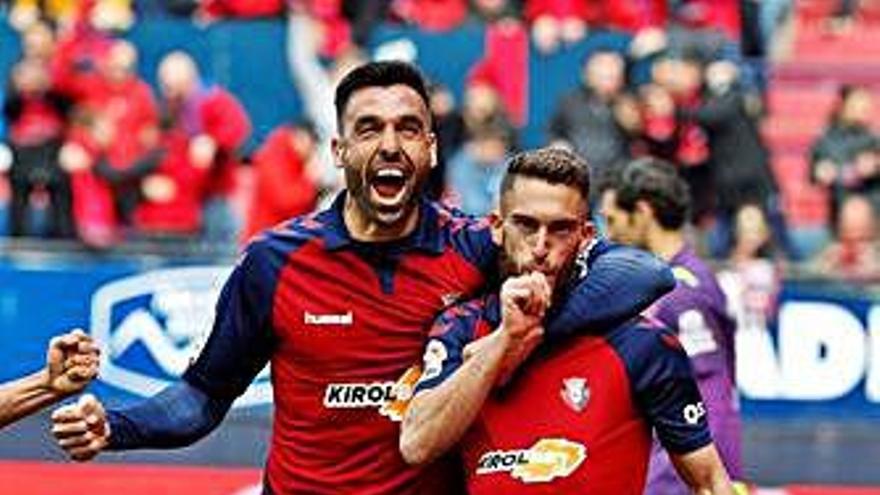 Enric Gallego i Roberto Torres celebrant el gol local.