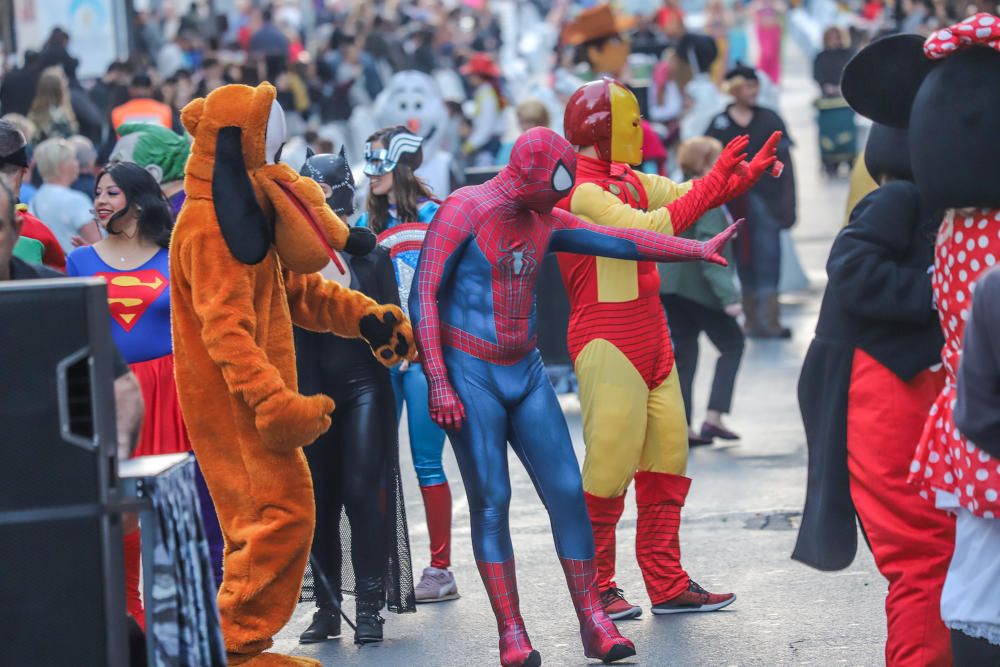 El Desfile Infantil recorrió la calle Ramón Gallud, en el centro de Torrevieja, en uno de los actos más populares de las fiestas patronales en honor a la Purísima