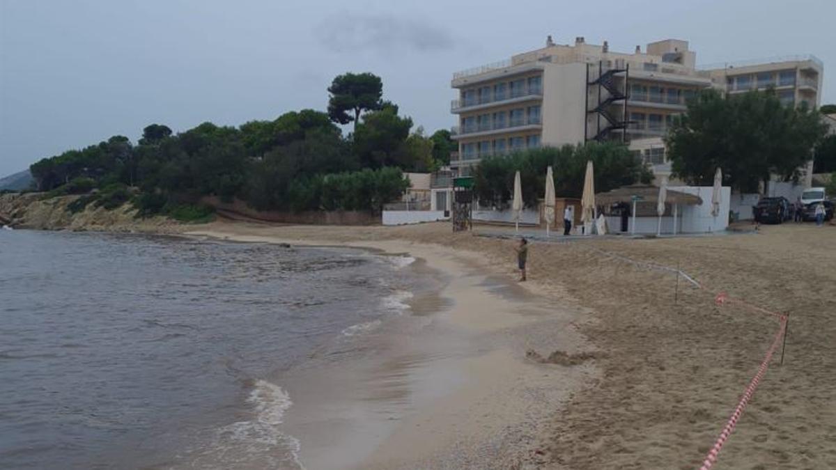 Der Strand von Son Moll ist für das Bad im Meer gesperrt.