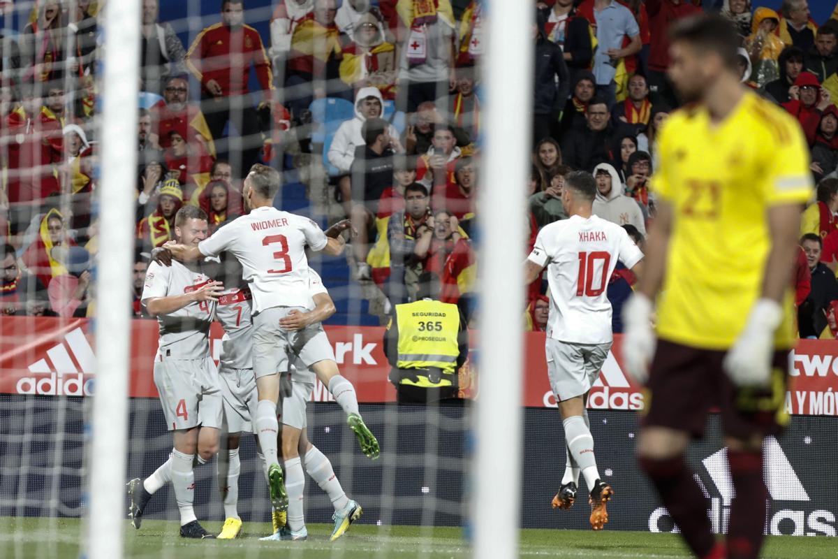 ZARAGOZA, 24/09/2022.- Los jugadores de Suiza celebran tras marcar el segundo gol ante España, durante el partido de la Liga de Naciones que España y Suiza disputan este sábado en el estadio de La Romareda, en Zaragoza. EFE/Javier Belver