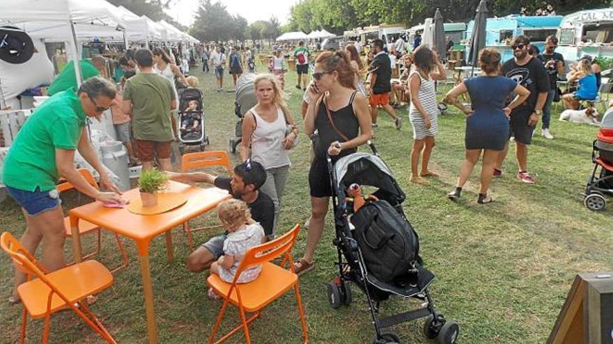 Gent passejant per l&#039;espai del parc de l&#039;Agulla Market, ahir a la tarda