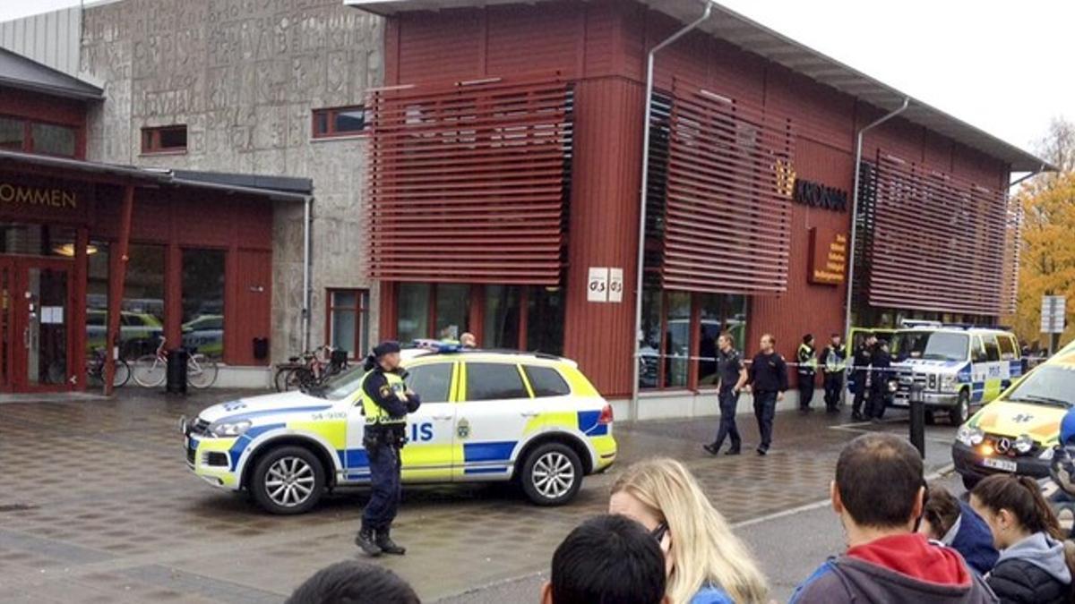 La policía sueca acordona el colegio asaltado, este jueves, en Trollhattan.