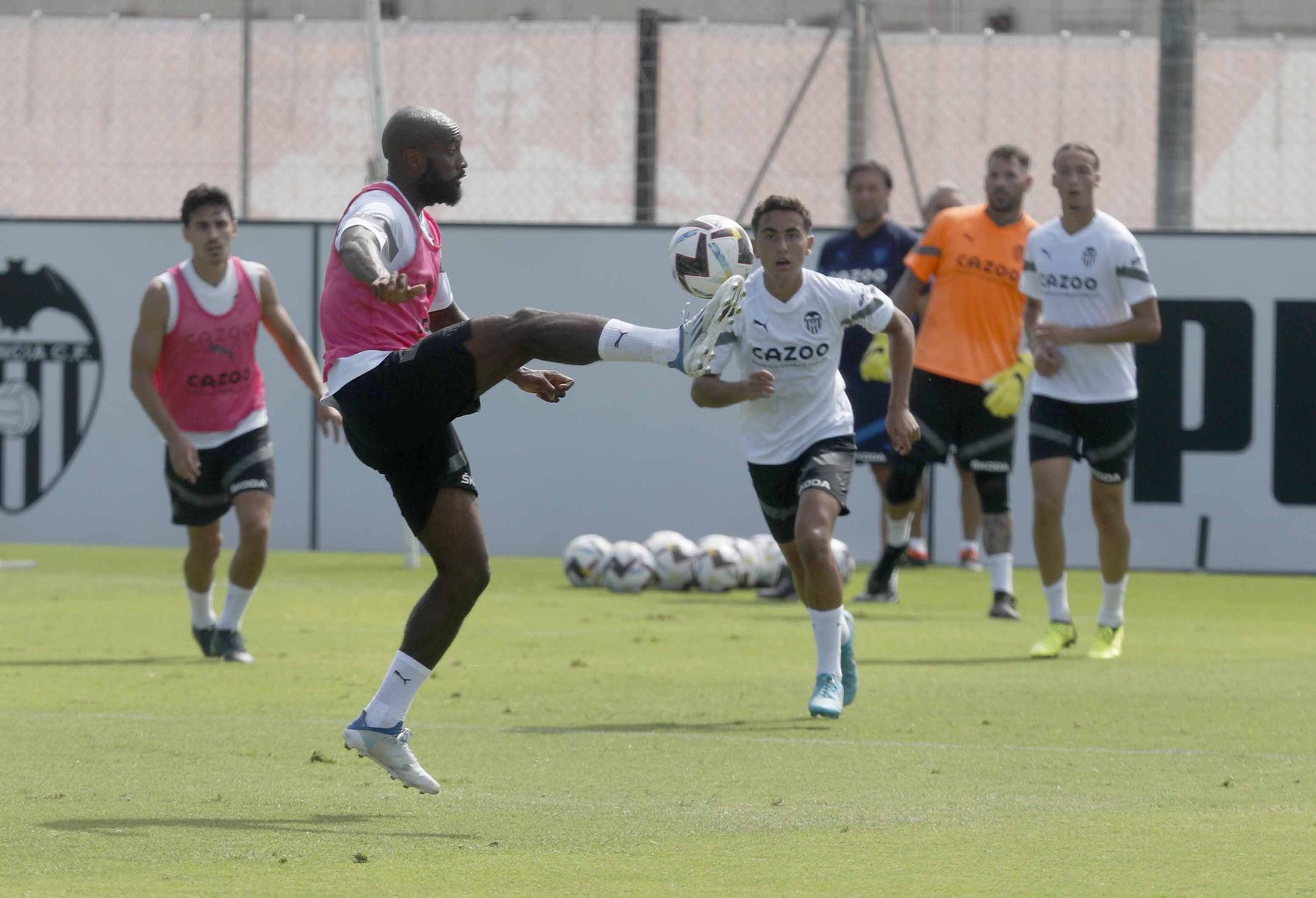 Entrenamiento del Valencia con Herrerín