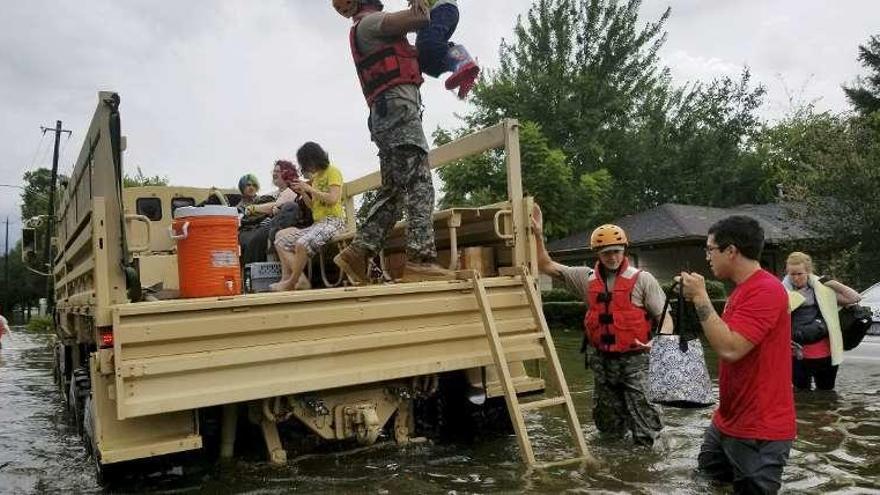 Los militares ayudan en las tareas de evacuación . // Reuters