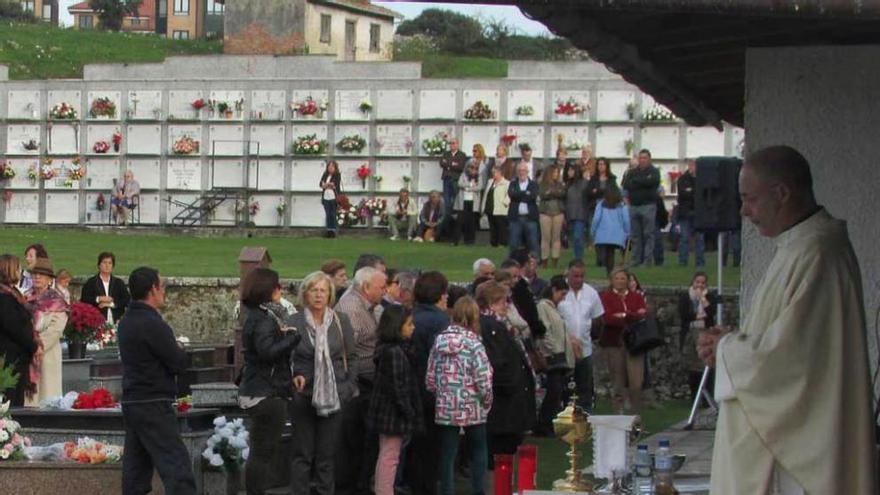 El cementerio de Camplengu, en Llanes, lleno