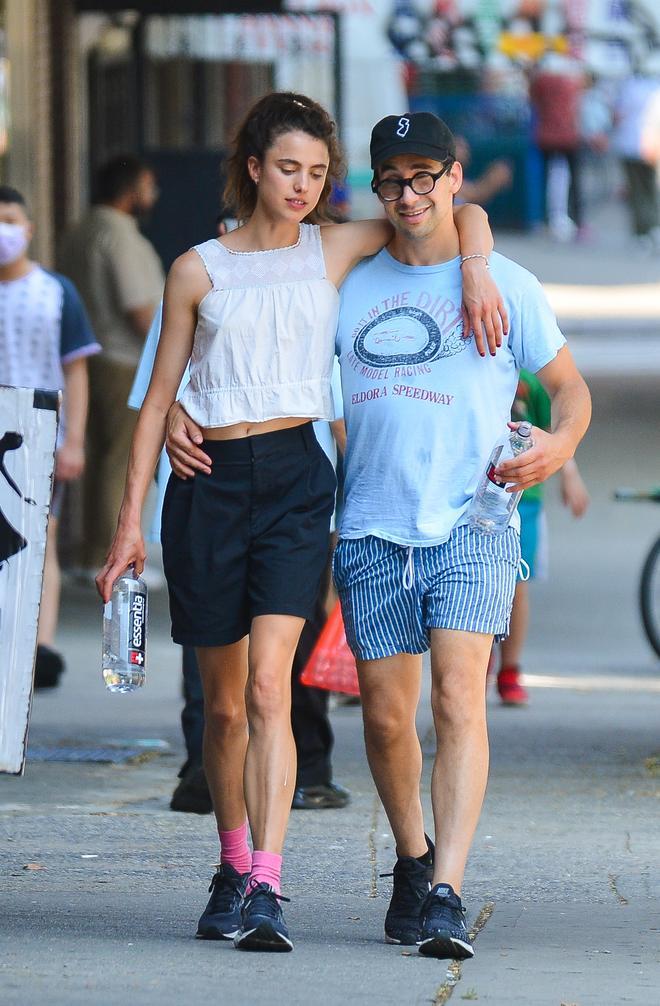 Margaret Qualley y Jack Antonoff paseando por Nueva York