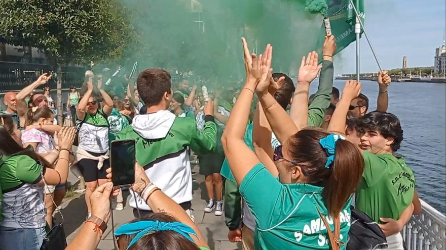 Bengalas, cánticos y alguna lágrima de felicidad: así celebraron los aficionados del Meira la victoria del conjunto