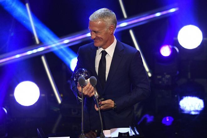 El seleccionador francés Didier Deschamps recibe el premio al Mejor entrenador del año durante la entrega de premios FIFA the Best 2018 en Londres