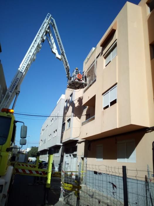 Dañado un coche por la caída de cascotes desde un edificio en Vecindario