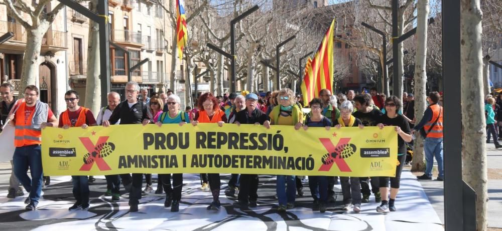 Centenars de persones arriben a Olot amb les "Marxes per la llibertat"