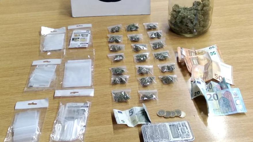 La Policia d&#039;Olot deté un camell que en veure els agents llança la marihuana