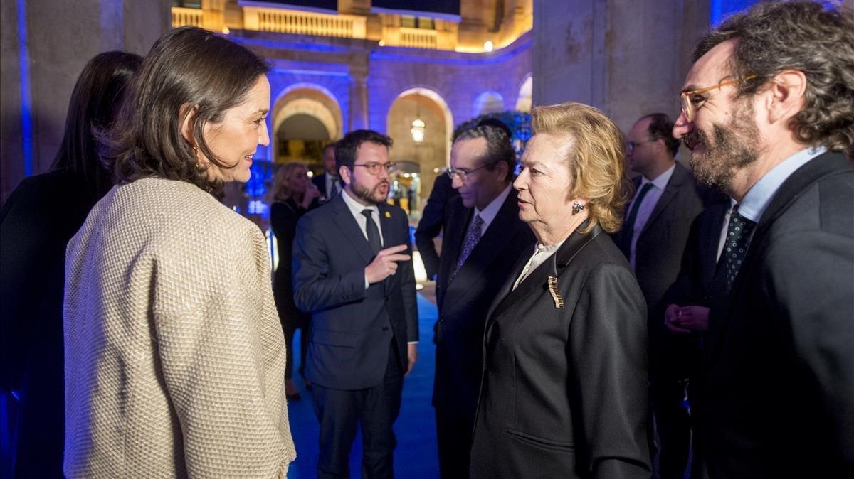 Arantza Sarasola, Javier Moll y Aitor Moll (derecha) conversan con Reyes Maroto y Pere Aragonès (centro).