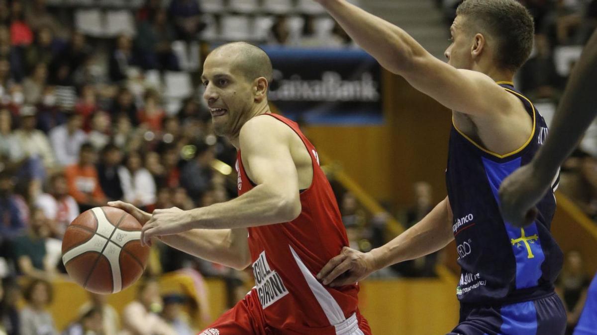 Albert Sàbata condueix la pilota durant el Bàsquet Girona-Oviedo.