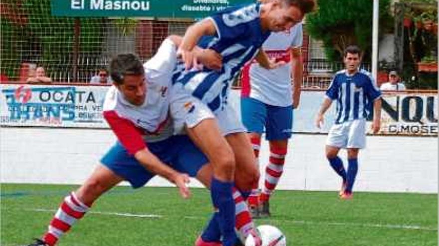 Ritxi lluita la pilota amb un jugador del Masnou.