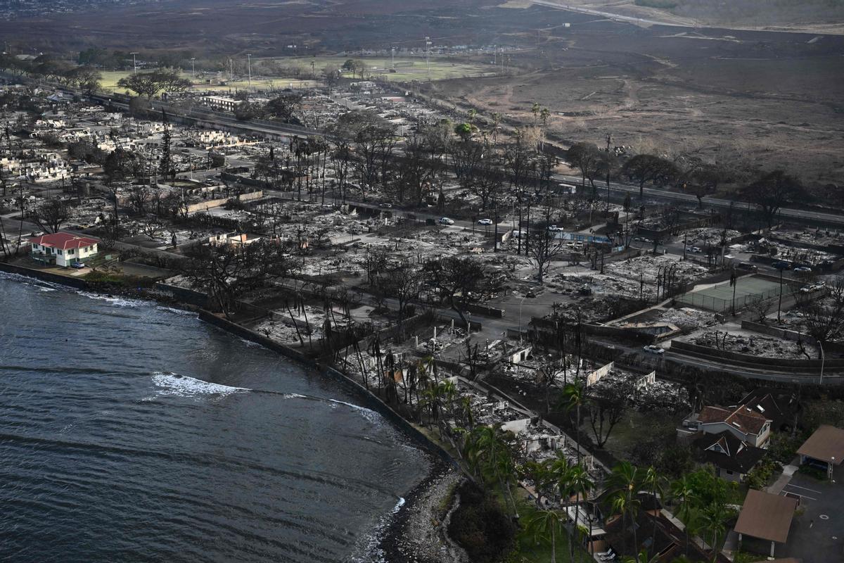 El fuego destruye la localidad de Lahaina, en Hawái