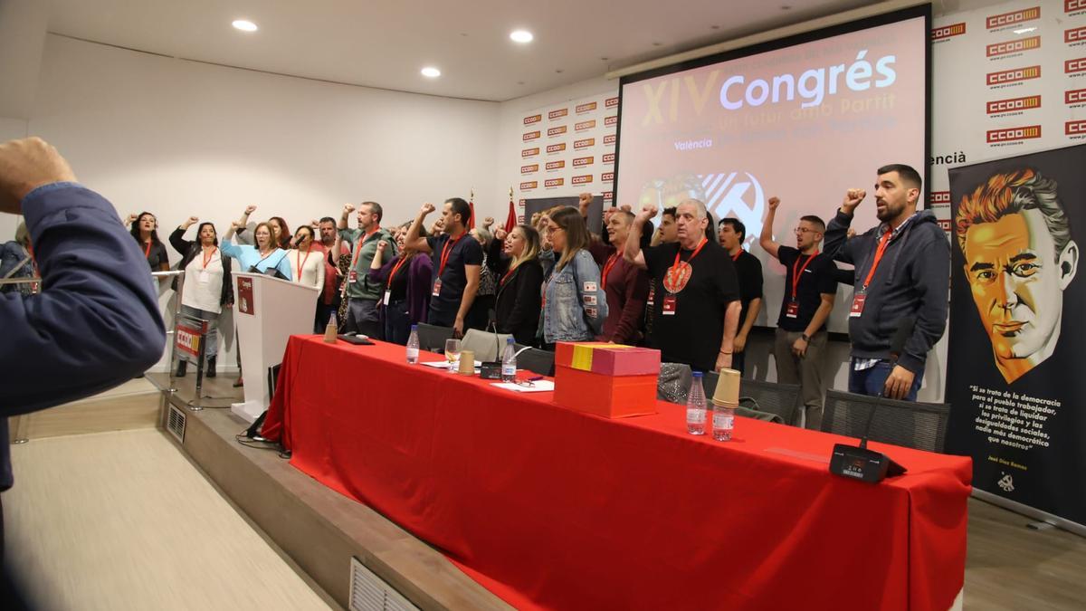 Los representantes del PCPV cantan la Internacional en el congreso del fin de semana.