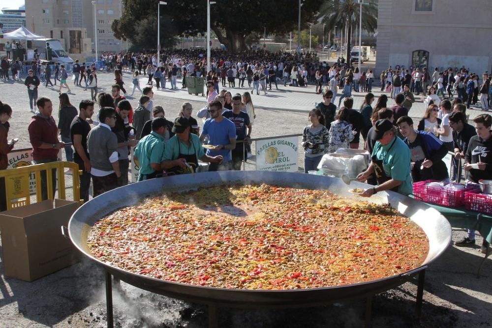 Centenares de estudiantes en la bienvenida de la UPCT