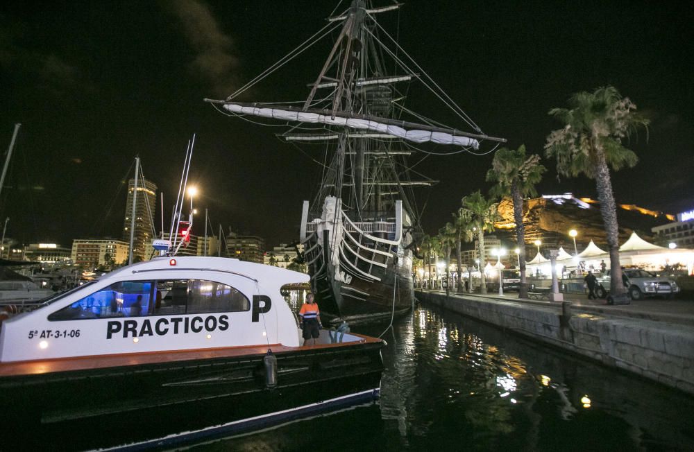 La réplica del Santístima Trinidad abandona el puerto