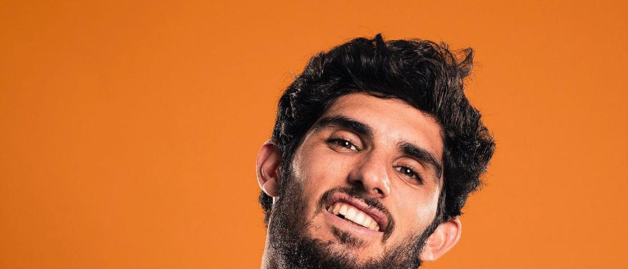 Guedes posa amb la samarreta del Wolves | WOLVERHAMPTON