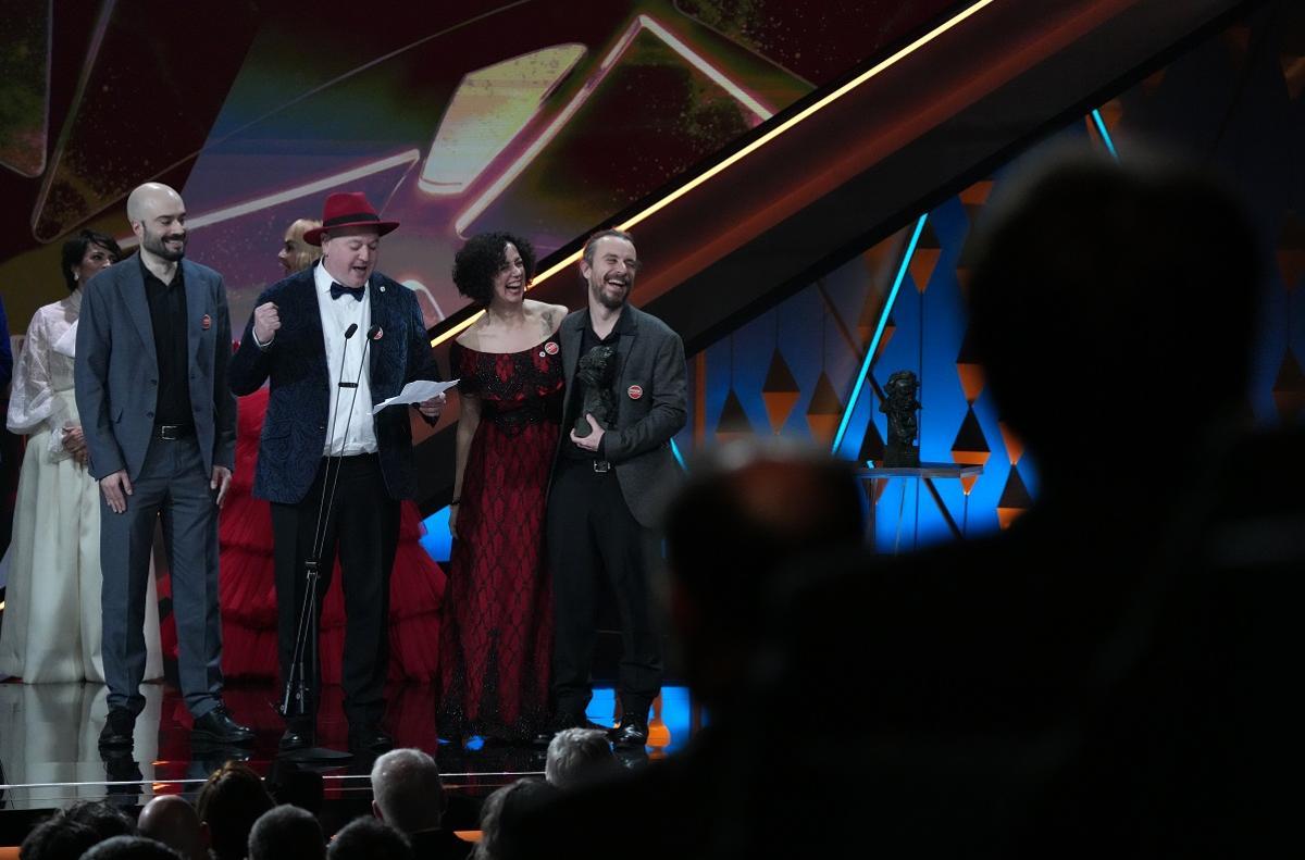 Alex Salu, primero por la izquierda, en el escenario de la gala de los "Goya", con Jordi Jiménez (leyendo su discurso), Mónica Gallego y Arturo Lacal.
