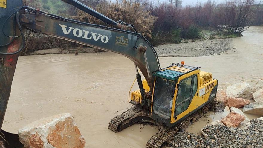 Una escollera para evitar desprendimientos en Priego