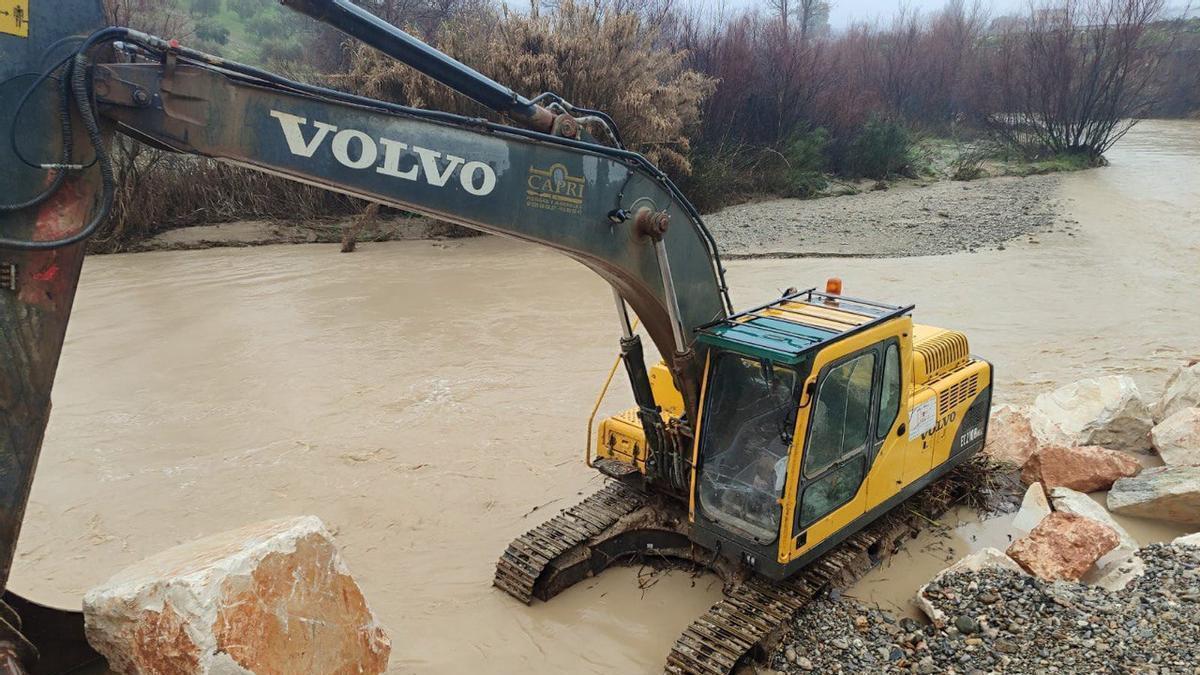 Una escollera para evitar desprendimientos en Priego