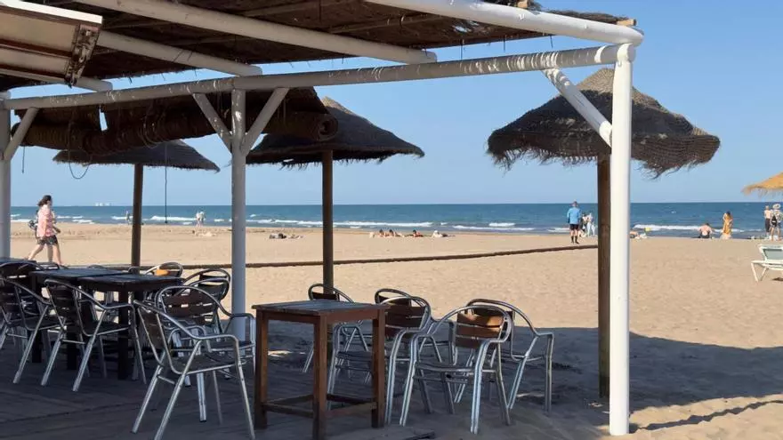 Los chiringuitos de la Patacona se preparan para abrir este sábado