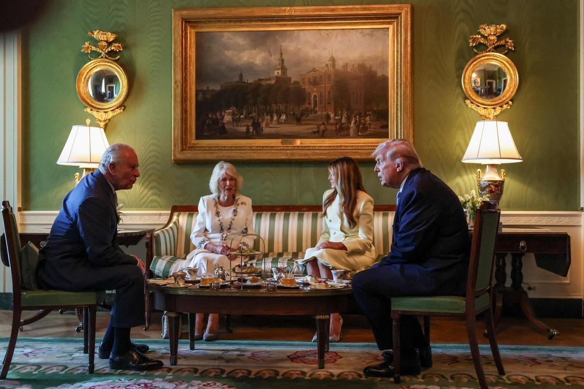 El presidente de Estados Unidos, Donald Trump, y la primera dama, Melania Trump, reciben al rey Carlos III y a la reina Camilla de Gran Bretaña para tomar el té en el Salón Verde de la Casa Blanca, en Washington