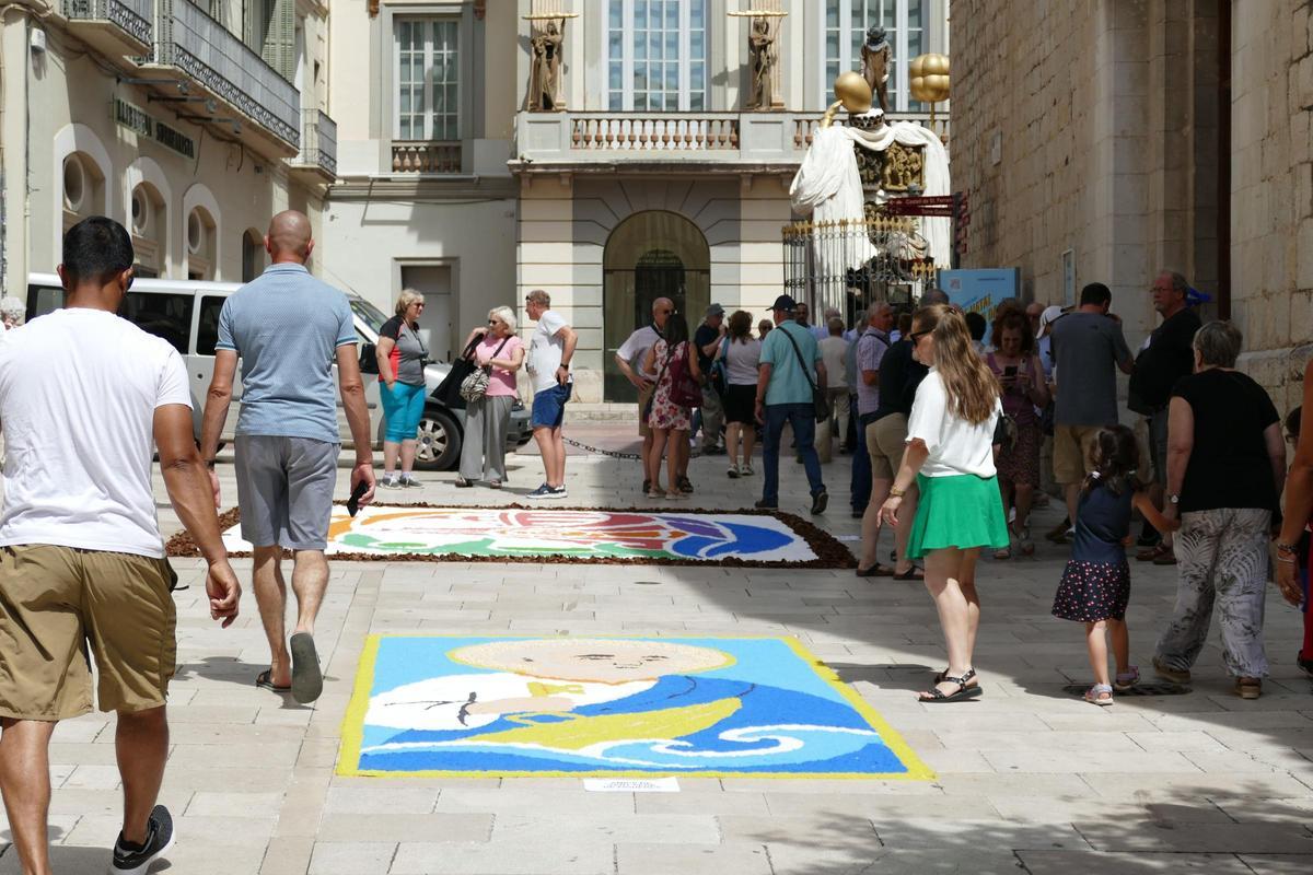 Les catifes de Corpus omplen de color l'entorn de Sant Pere de Figueres