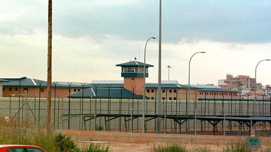 Los cuatro funcionarios detenidos trabajan en el centro penitenciario de Palma.