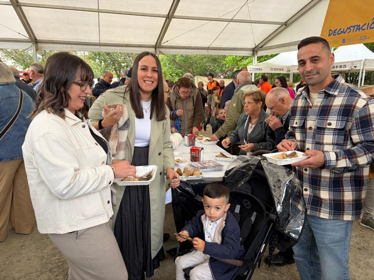 Ana Vilares, con su madre, su marido y su hijo.