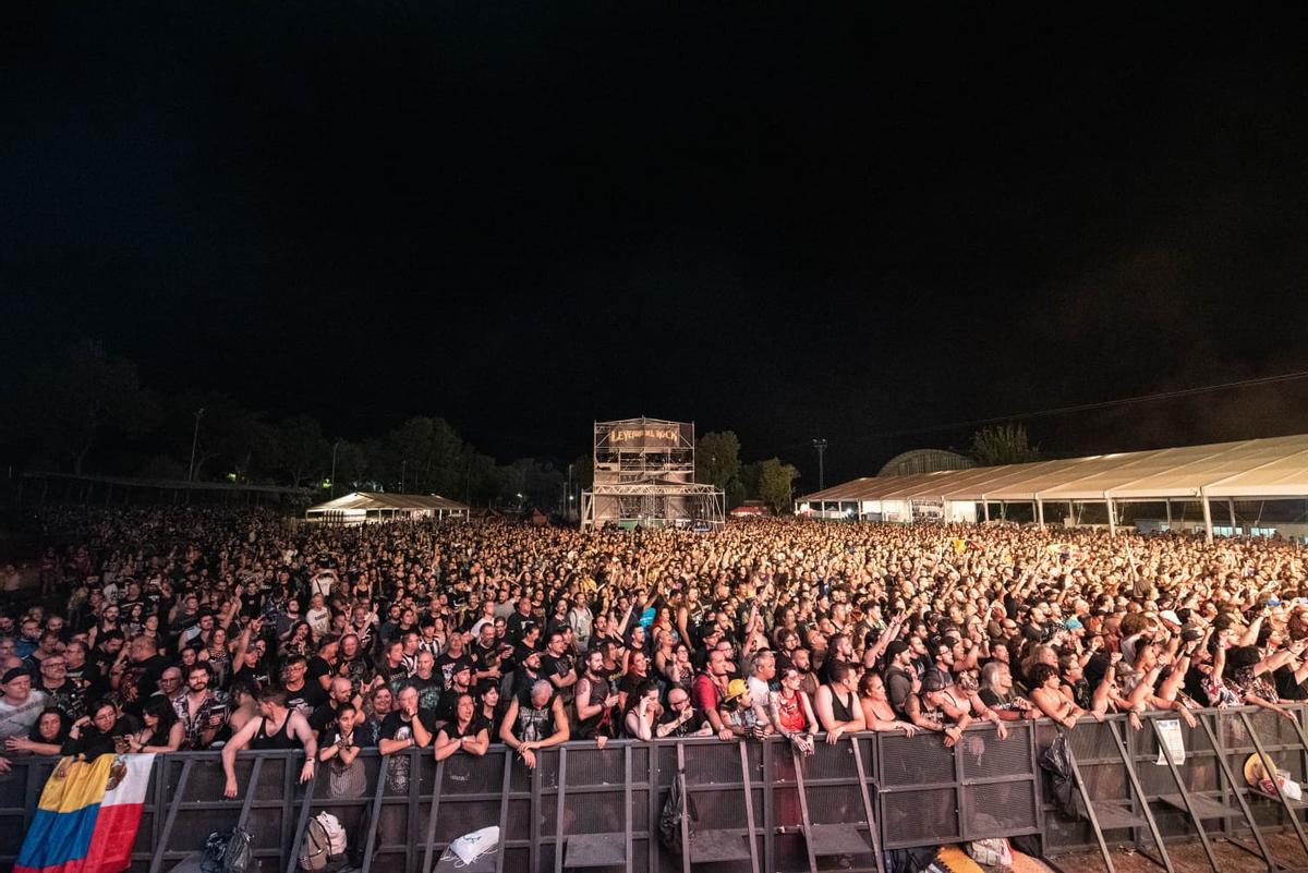 Ambiente multitudinario durante la tercera jornada del Leyendas del Rock en Villena.