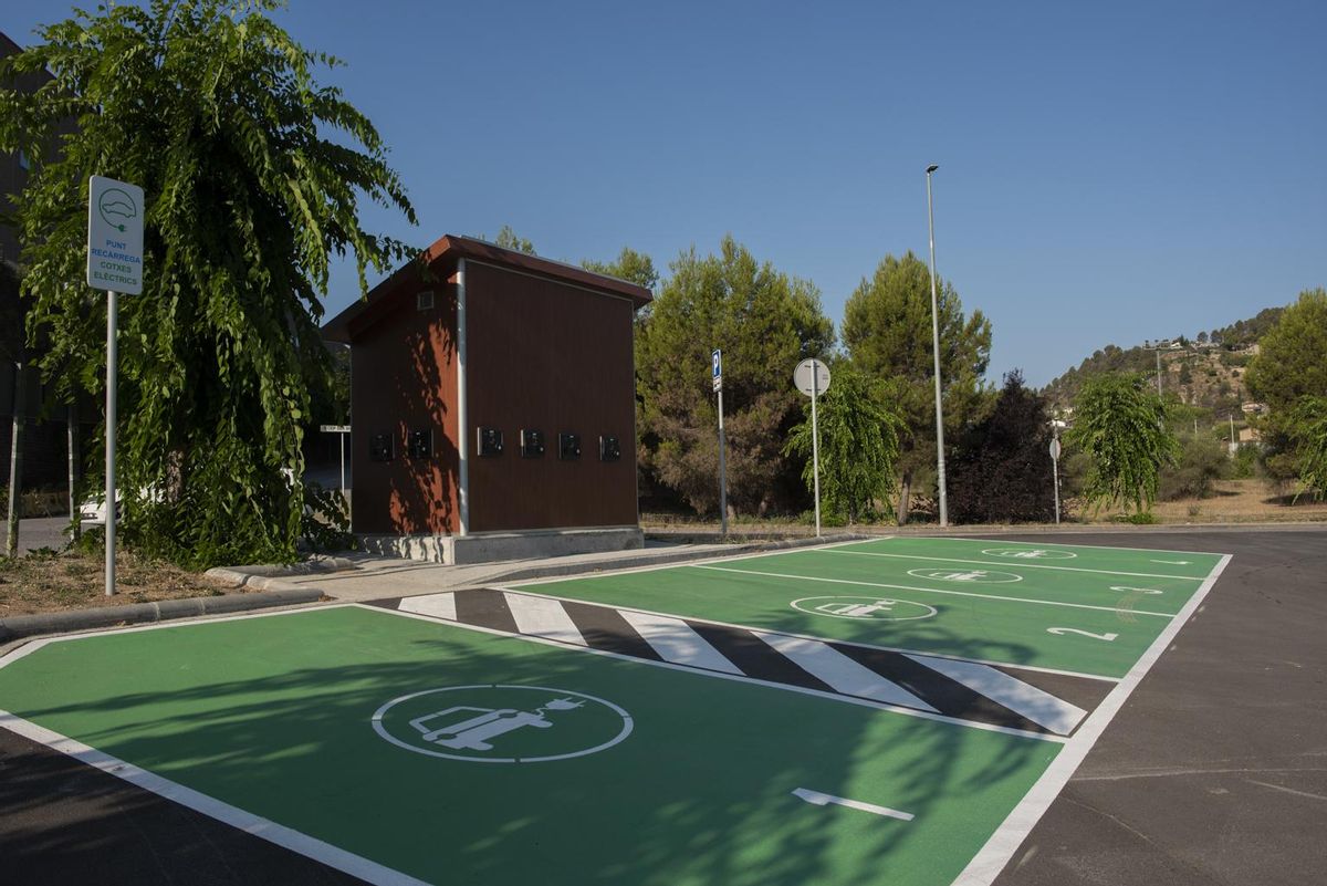 Punts de càrrega per a vehicles elèctrics al polígon industrial de Castellgalí Punts de càrrega per a vehicles elèctrics al polígon industrial de Castellgalí