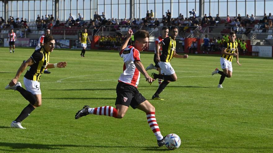 Lezcano (Céltiga) es perseguido por Álex Lima (Ribadumia, en un lance del primer derbi de O Salnés que se disputó esta temporada.