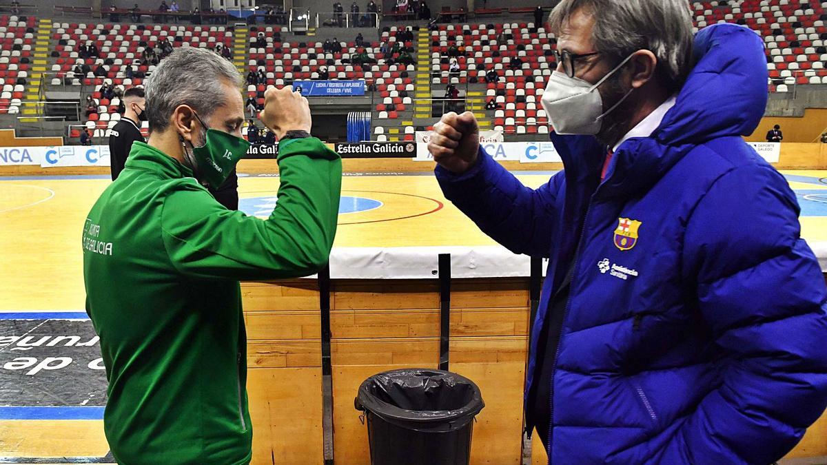 Los entrenadores Juan Copa y Edu Castro se saludan antes de un partido entre el Liceo y el Barça del curso pasado.